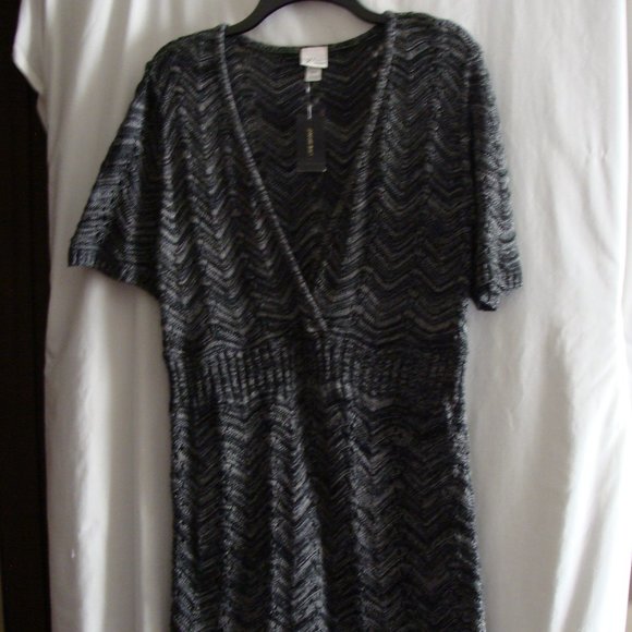 Gray & Black Short Sleeve V-Neck SWEATER DRESS By VENEZIA Sz 14/16 - Picture 3 of 8